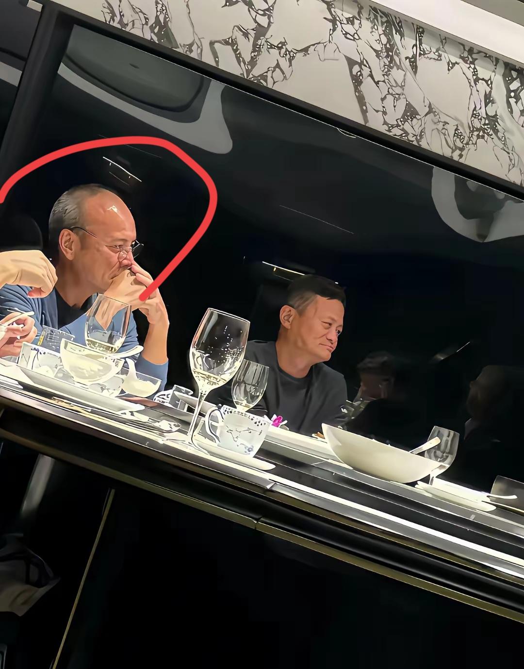 这位大佬大家知道他是谁吗？居然能和马云并排而坐，感觉绝对来头不小，有人知道他是谁