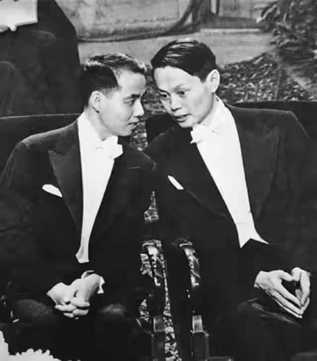 杨振宁长得很有辨识度，他认真思考的样子好帅，有才华的男人魅力四射。