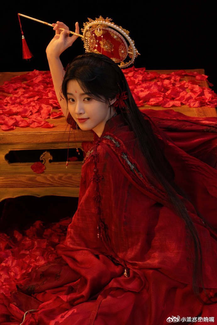卢昱晓扮狐狸新娘卢昱晓扮狐妖新娘，这个披头发的拿一下，我被美住了，这就是凌乱的美