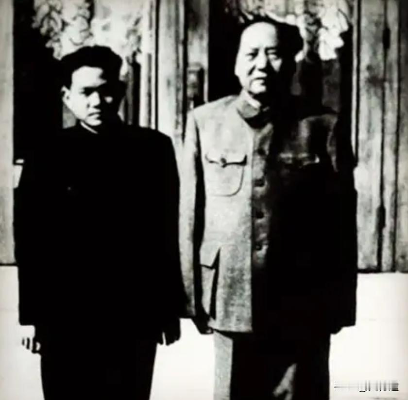 有一次，毛主席走回来，看到李银桥在帮他打扫房间。主席悄悄地走到他身后，突然用手指