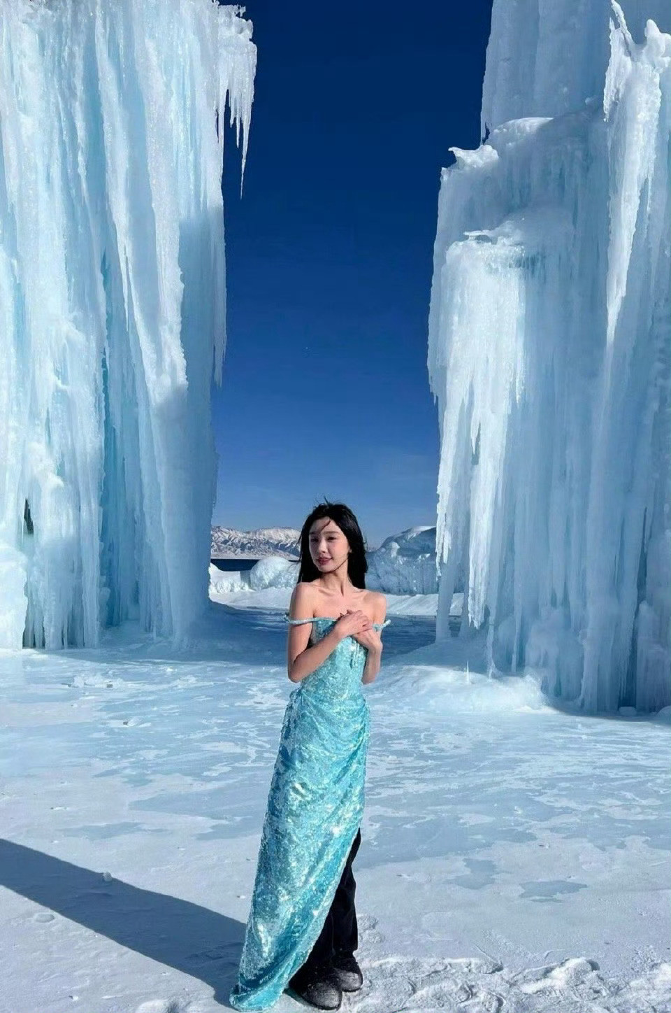 原来易梦玲这种大美女拍照也会这样天太冷拍照只拍上半身，下半身穿着棉裤