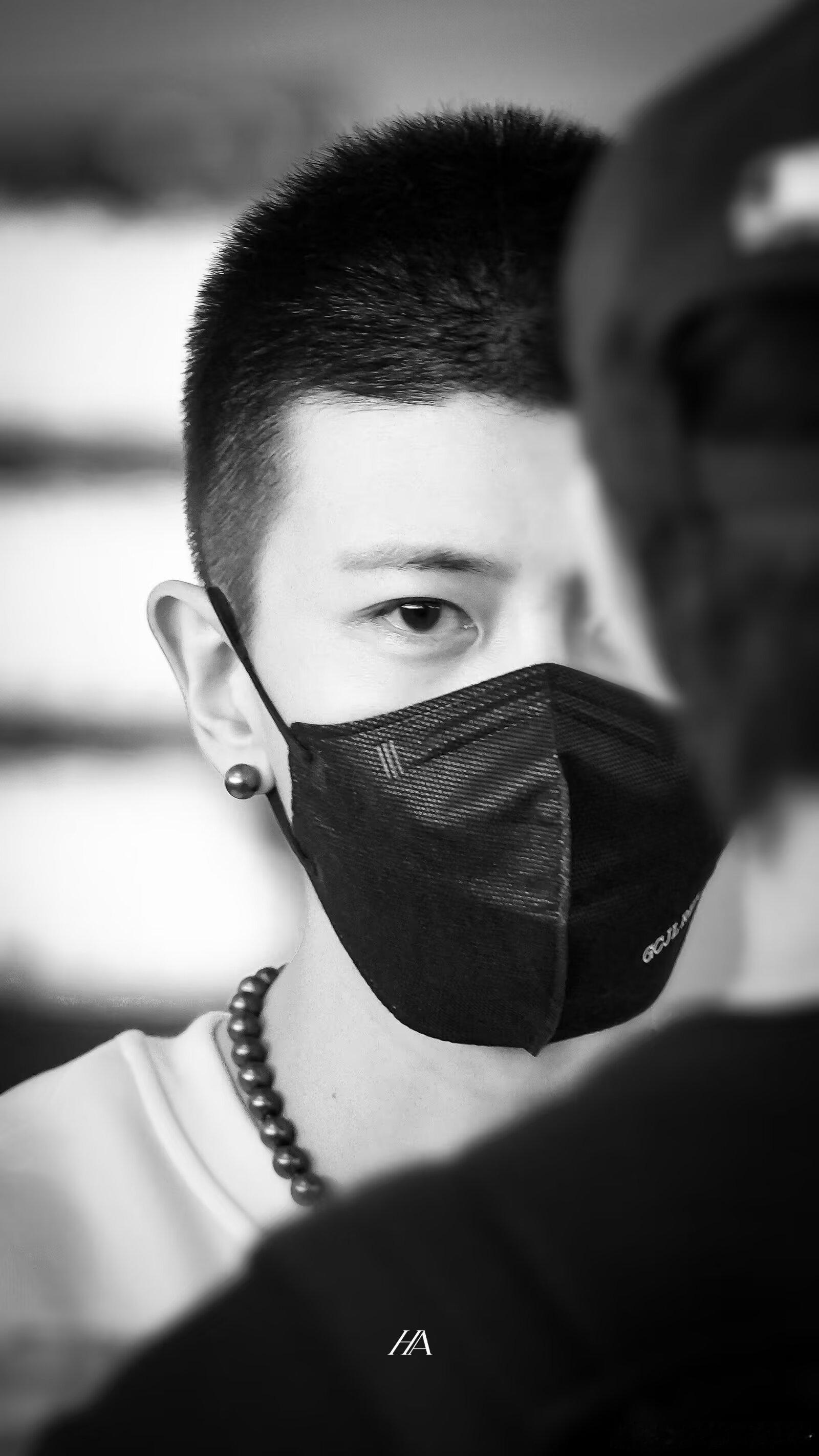 任嘉伦任嘉伦称音乐是渐变色荧幕演绎百态人生舞台绽放万丈星光岁岁相伴初心