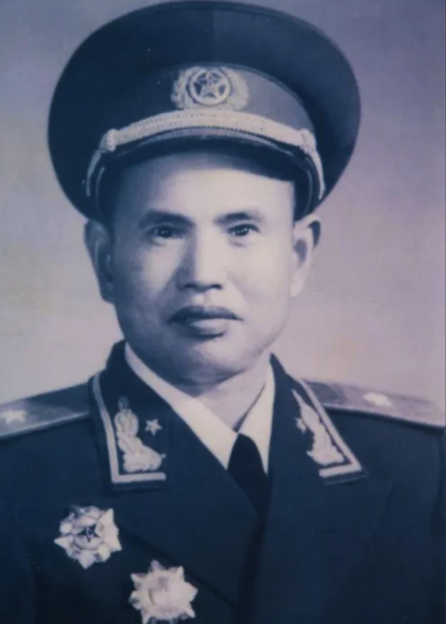1938年，击退日军后，营长王耀南突下奇令：“快冲半山腰，把鬼子尸体背回来！”众