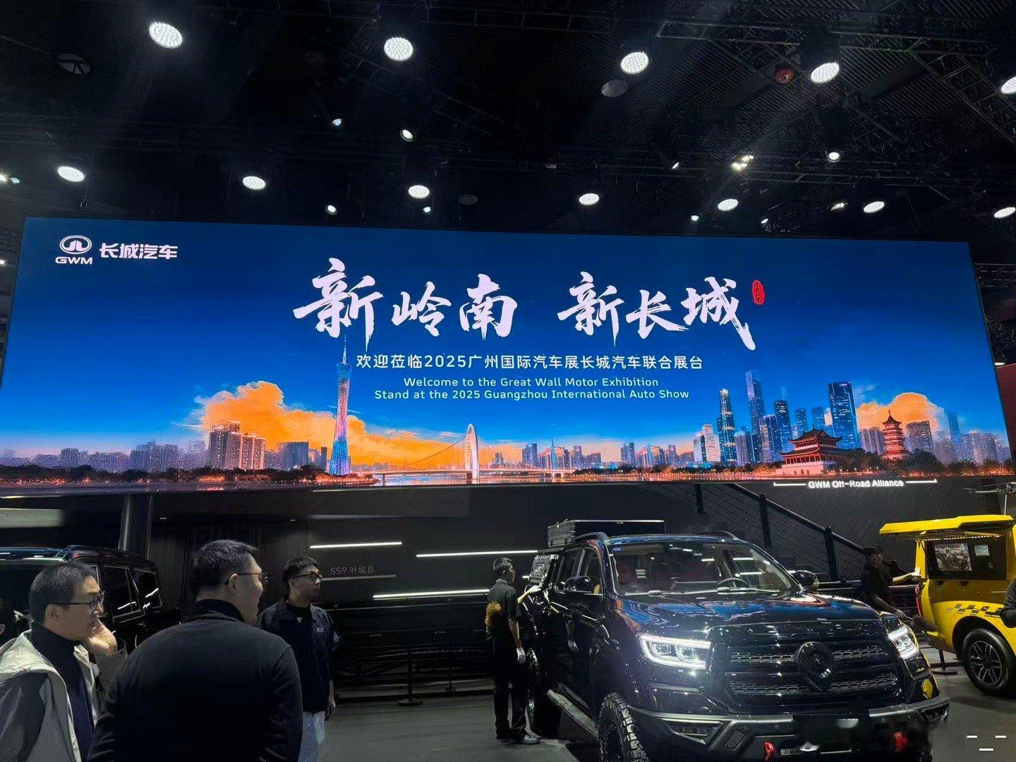 魏牌新能源这次直接把家底都摆展台上了——全新高山家族、全新蓝山、新摩卡Hi4三大