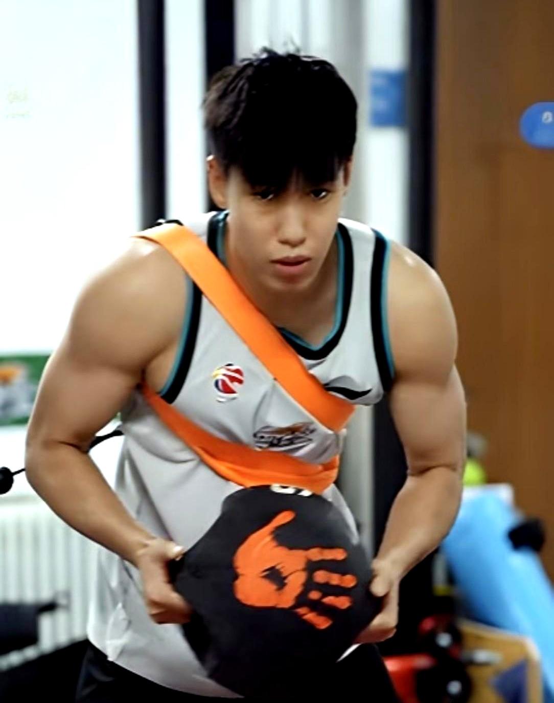 功夫不负有心人啊！辽篮体测成绩出来了，付豪减重成功后整个身形都轻盈了，李