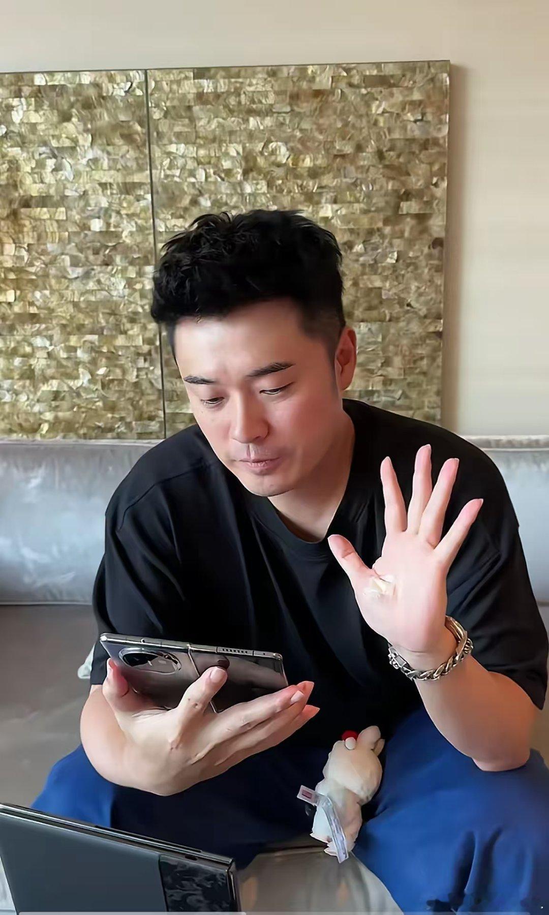 陈赫用的全是华为产品，从华为最新款的可折叠笔记本，到华为折叠手机，又预定了尊界S