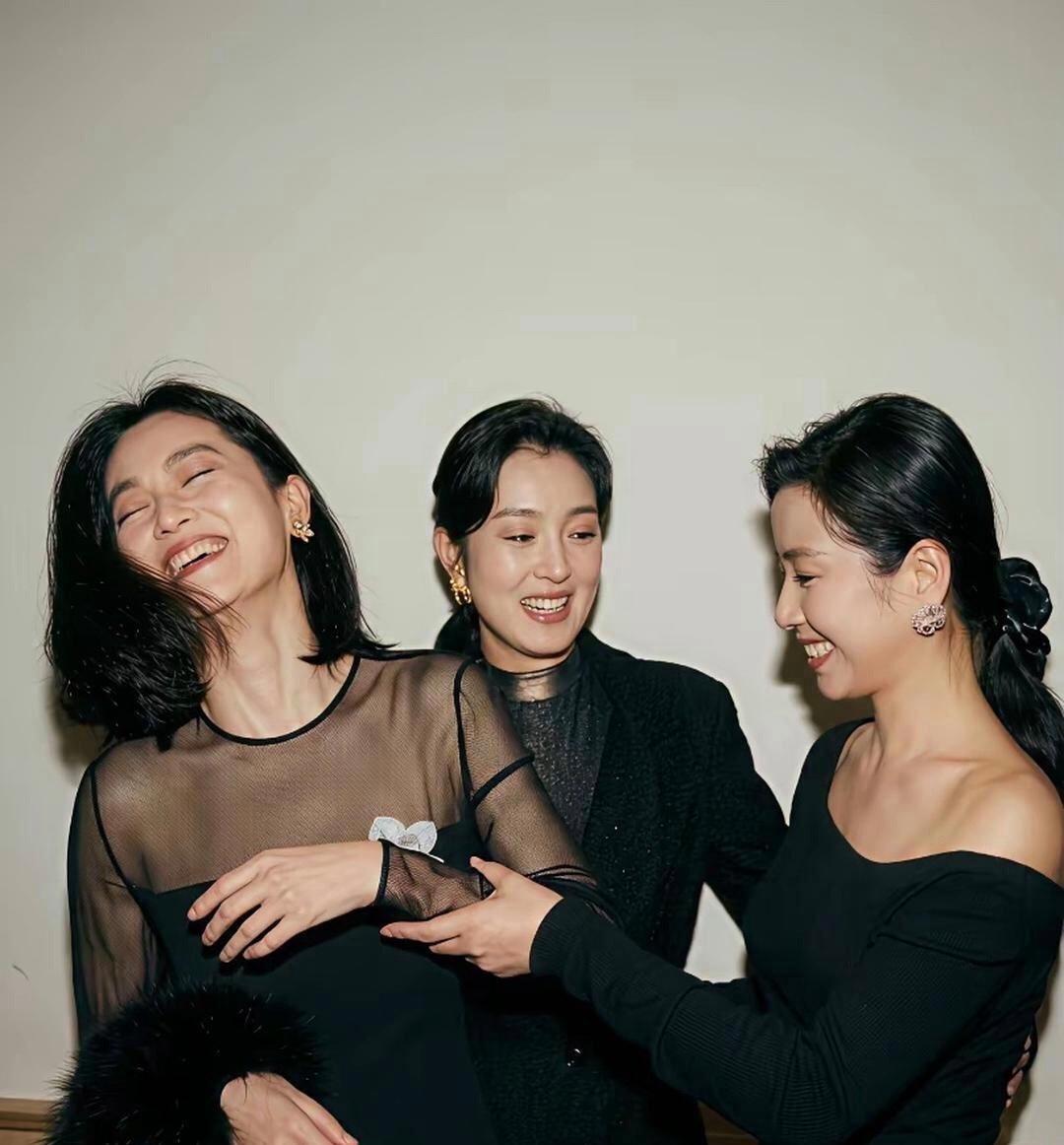 港片里的这一幕，即便放到现在也依旧无人能超越。巩俐与林青霞两大女神同框，根本分不