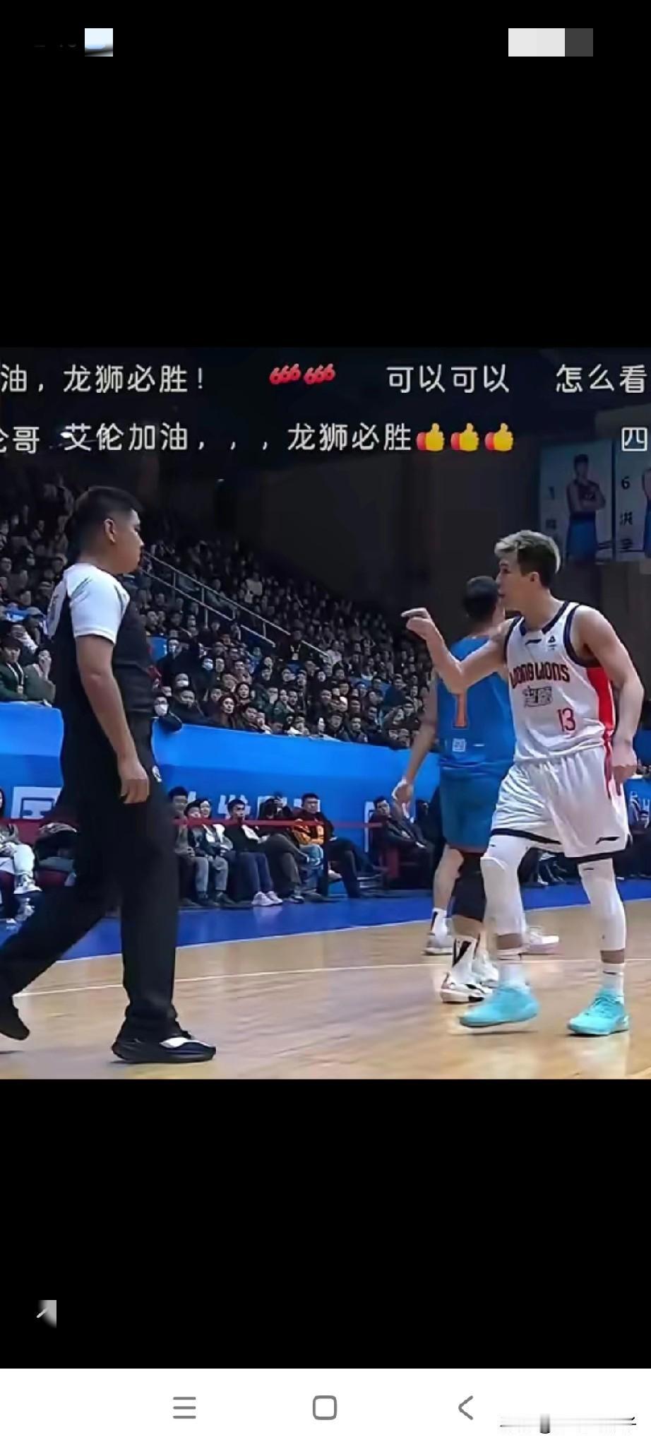 郭艾伦昨晚顶着一头黄毛复出，差一点和上赛季赵睿一样，差点把裁判给拧巴了。昨晚广州