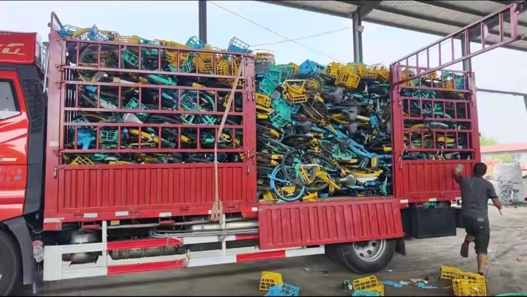一男子为了发财发500块钱一天，雇请了四个人，深夜在街头盗窃共享单车，忙活11八