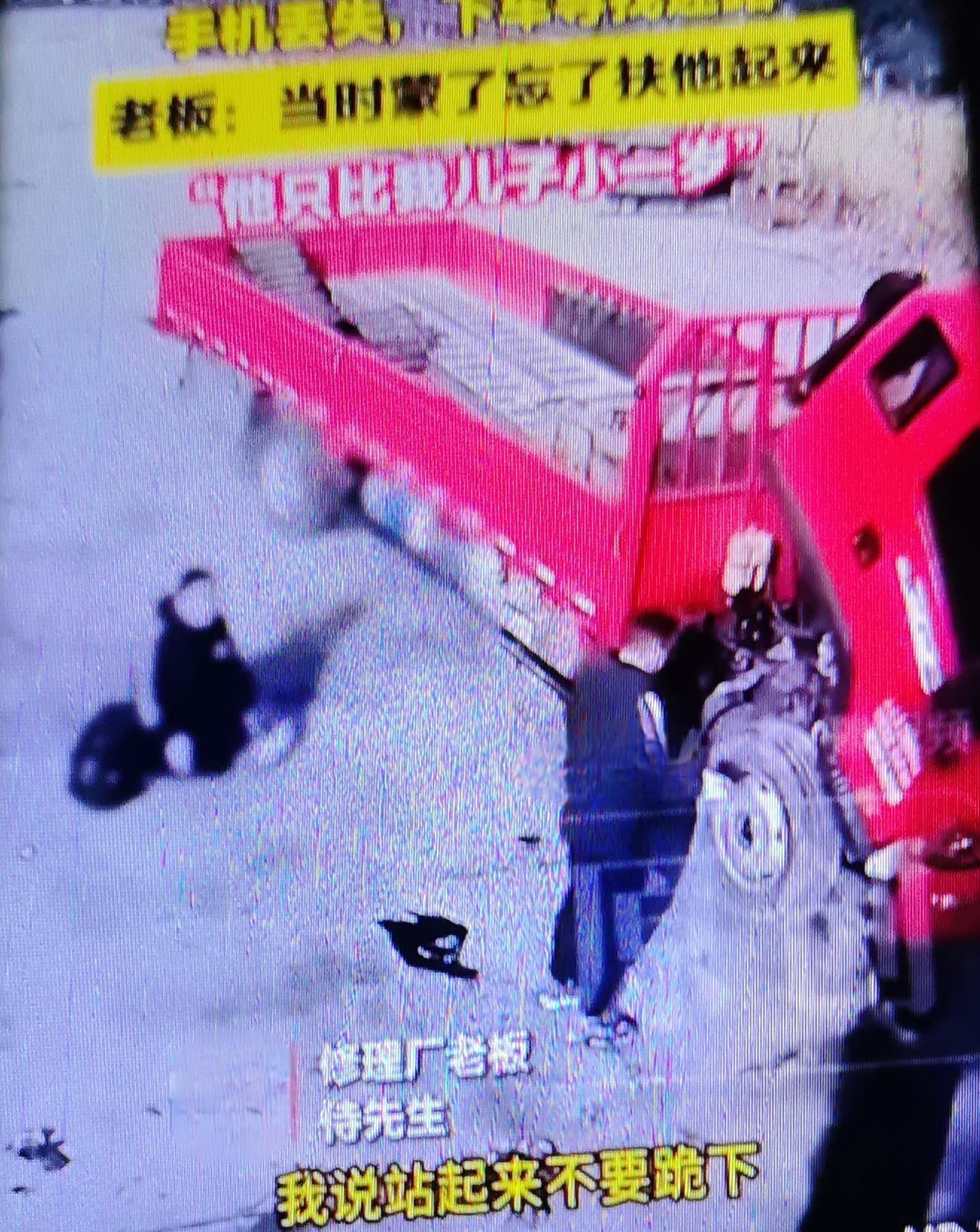 下跪的少年被扶起的尊严：这一扶，温暖了整座港城近日，连云港街头，一位16岁高