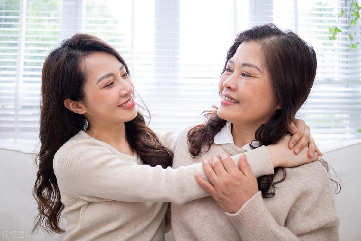 我同事的婆婆要离婚，本来也不干儿媳妇什么事，那是她的自由，我同事也管不到。可是婆