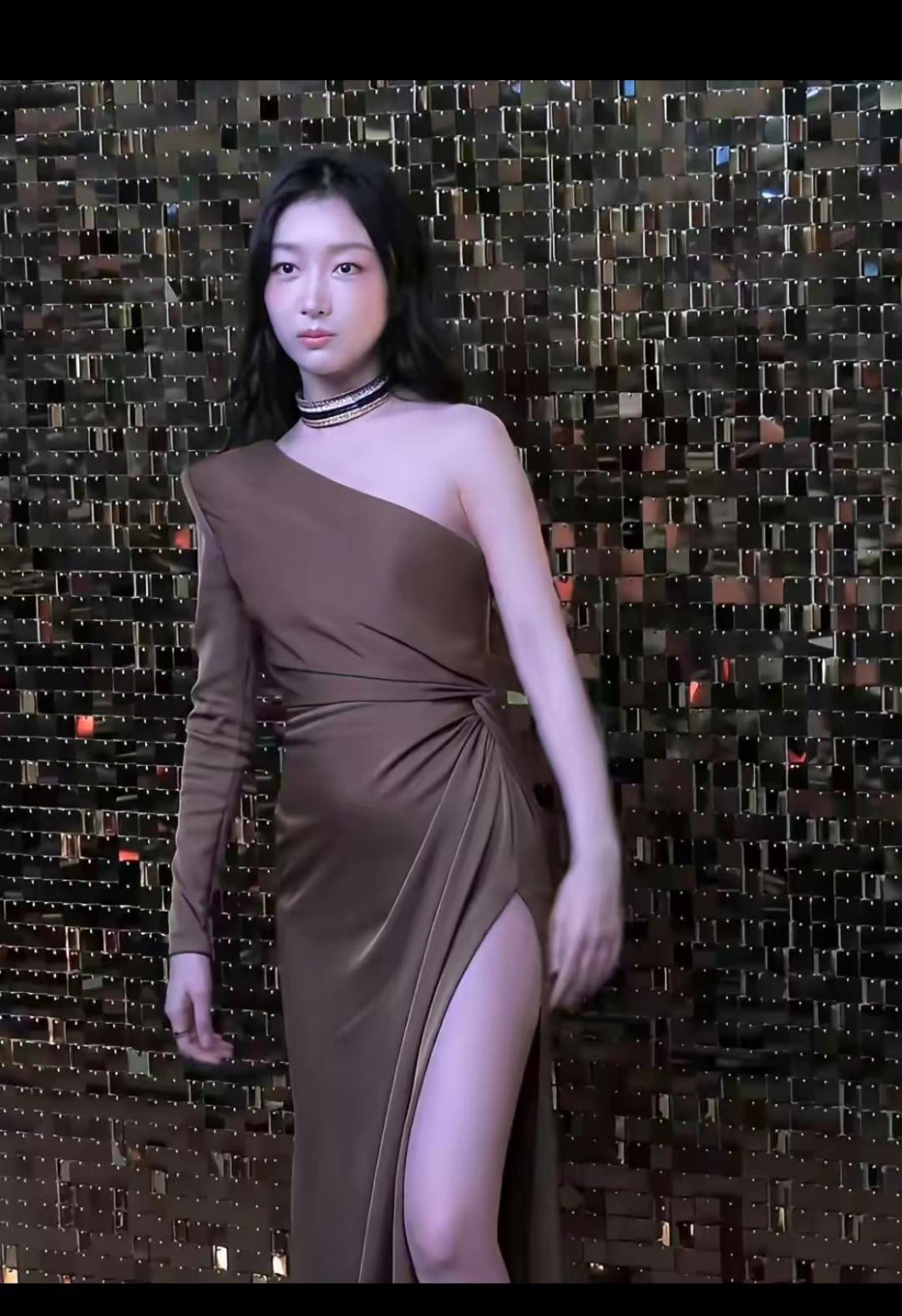 身材单薄，小腹却凸现，这身材真的不适合走性感路线。周冬雨这次红毯造型彻底翻车，