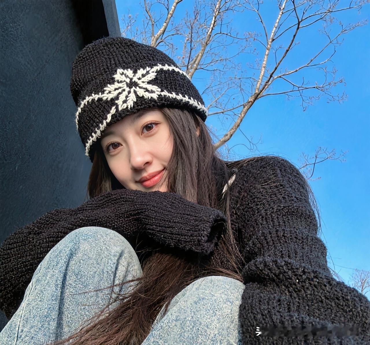 别把人生的认可权，交给别人。很多人上班都在等一句表扬，盼一份认可。总觉得