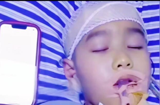 8岁男孩遭遇车祸后昏迷不醒，整整45天，家人心急如焚，医生也表示情况不容乐观。然