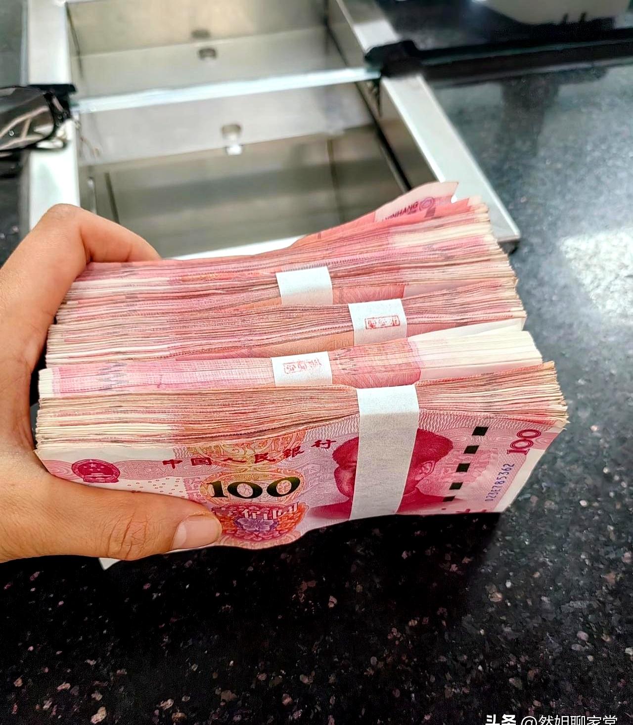 偷偷攒了十年私房钱，昨天被老公发现了！他当场脸色就变了，问我到底存了多少。我