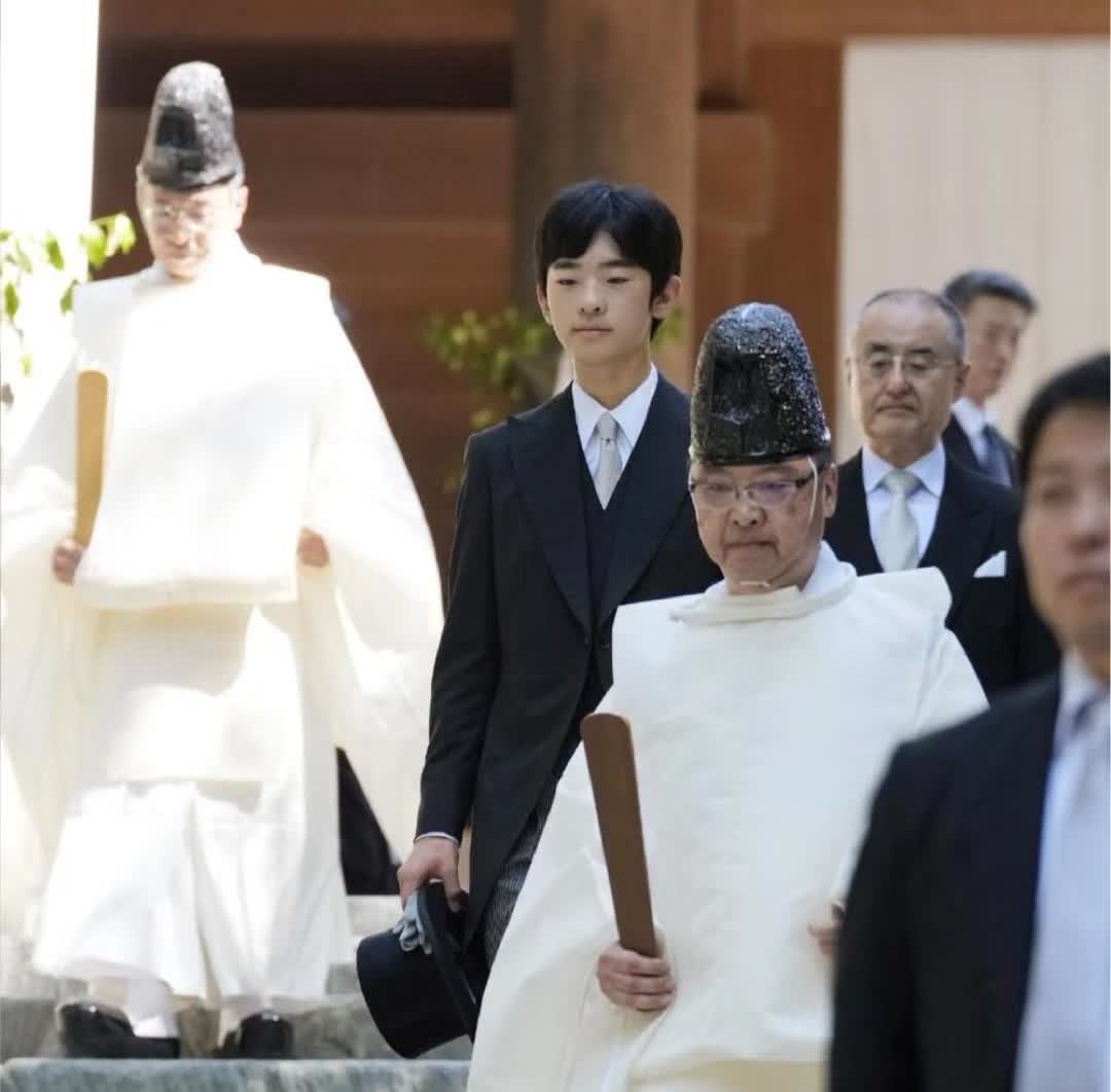 讽刺拉满！悠仁参观女性神的神宫日本未来天皇悠仁的成年礼还有后续，他在昨天