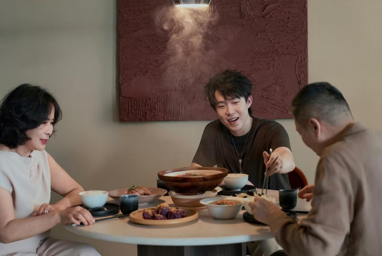 王楚钦父母估计现在是后悔了后悔送他去学乒乓球当年王楚钦第一次去训练馆练体