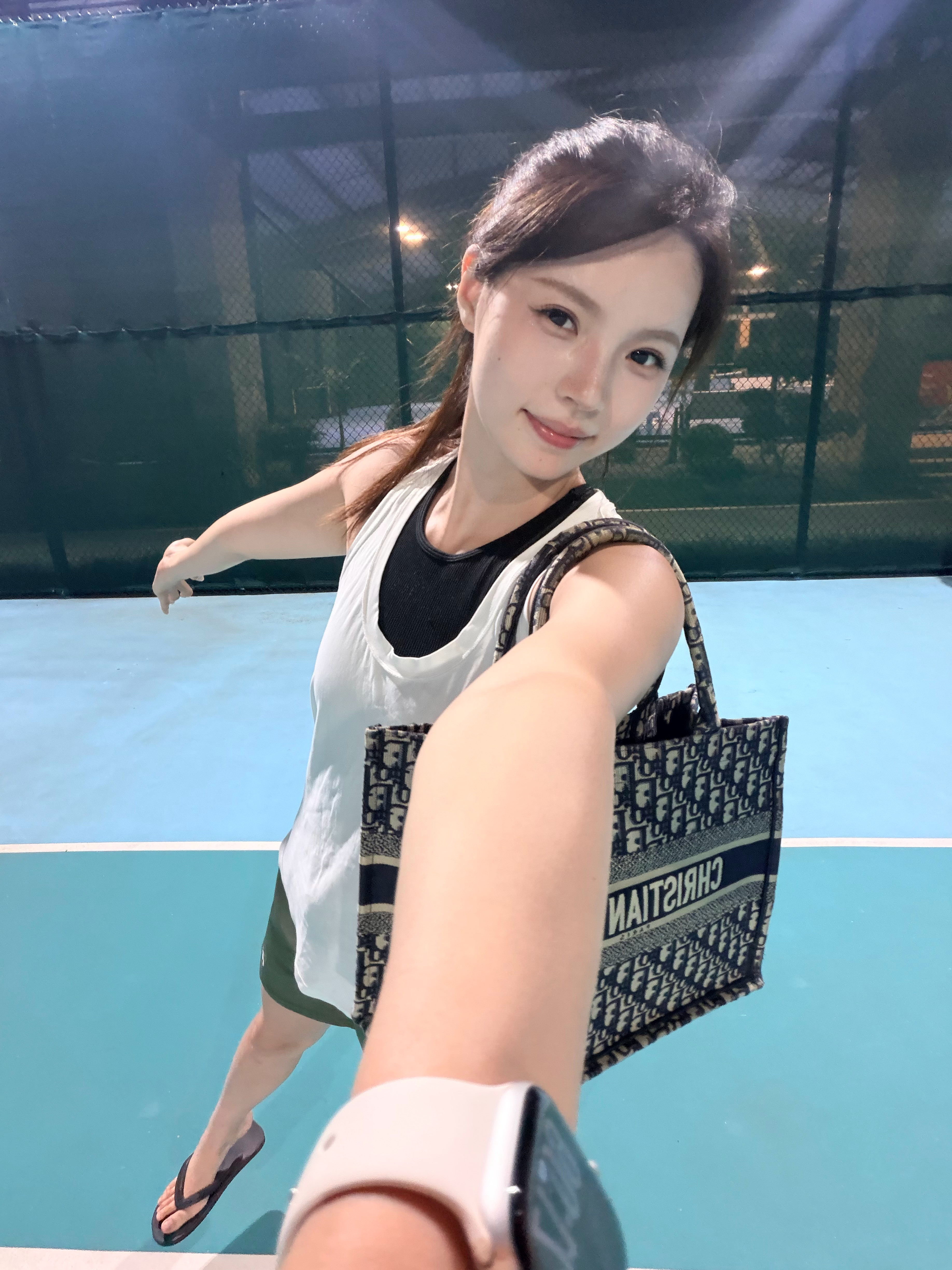 有这么爱打，出差打，穿拖鞋也打🎾​​​