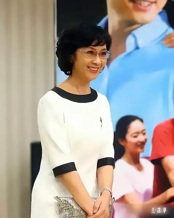 72岁的龚雪，身穿连衣裙，戴着一副眼镜，模样依旧，笑容依旧。说是红颜不老吧，还
