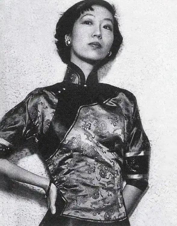 1938年，张爱玲40岁的父亲趁妻子熟睡，偷偷摸进18岁女儿的卧室。看见张爱玲昏
