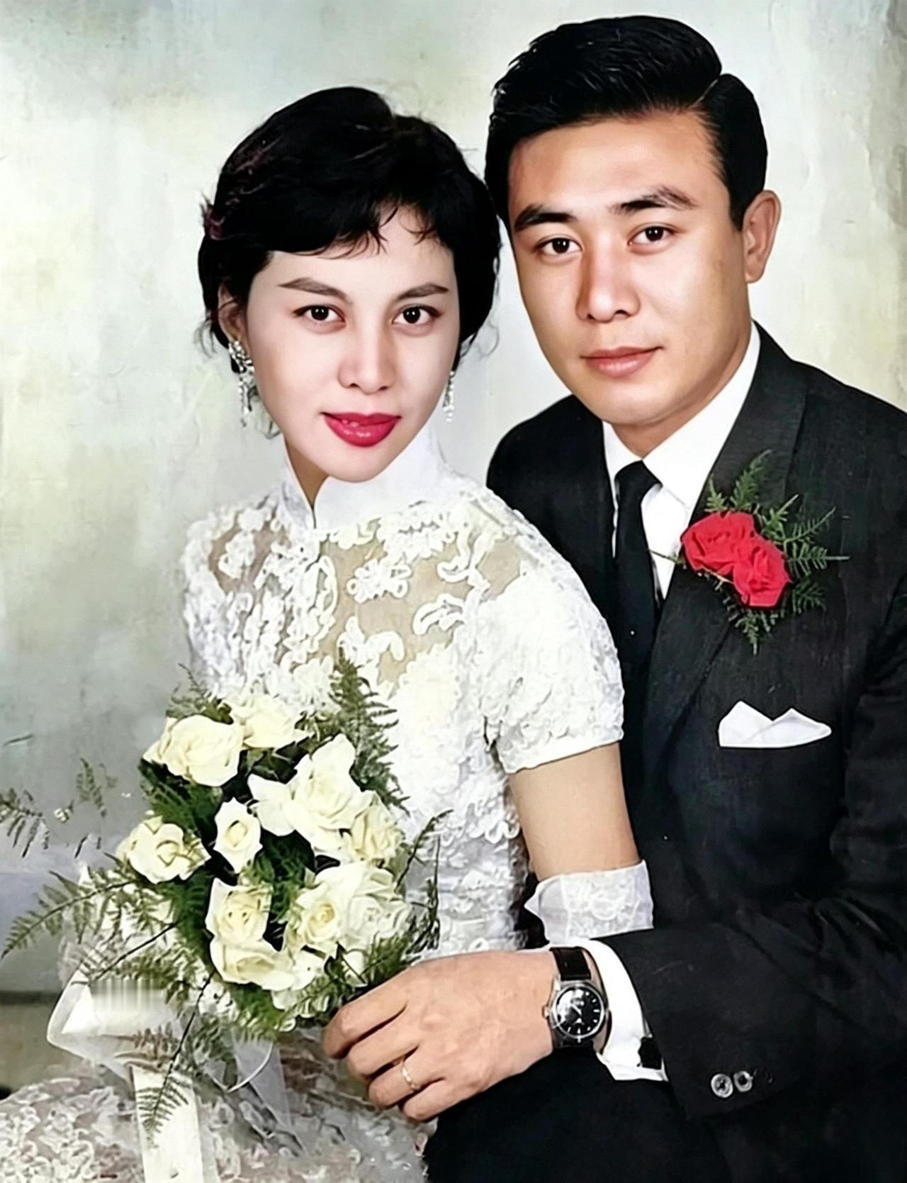 这对夫妻是当年影坛公认的金童玉女。新郎是香港首位国际电影节影帝关山，新娘是五六十