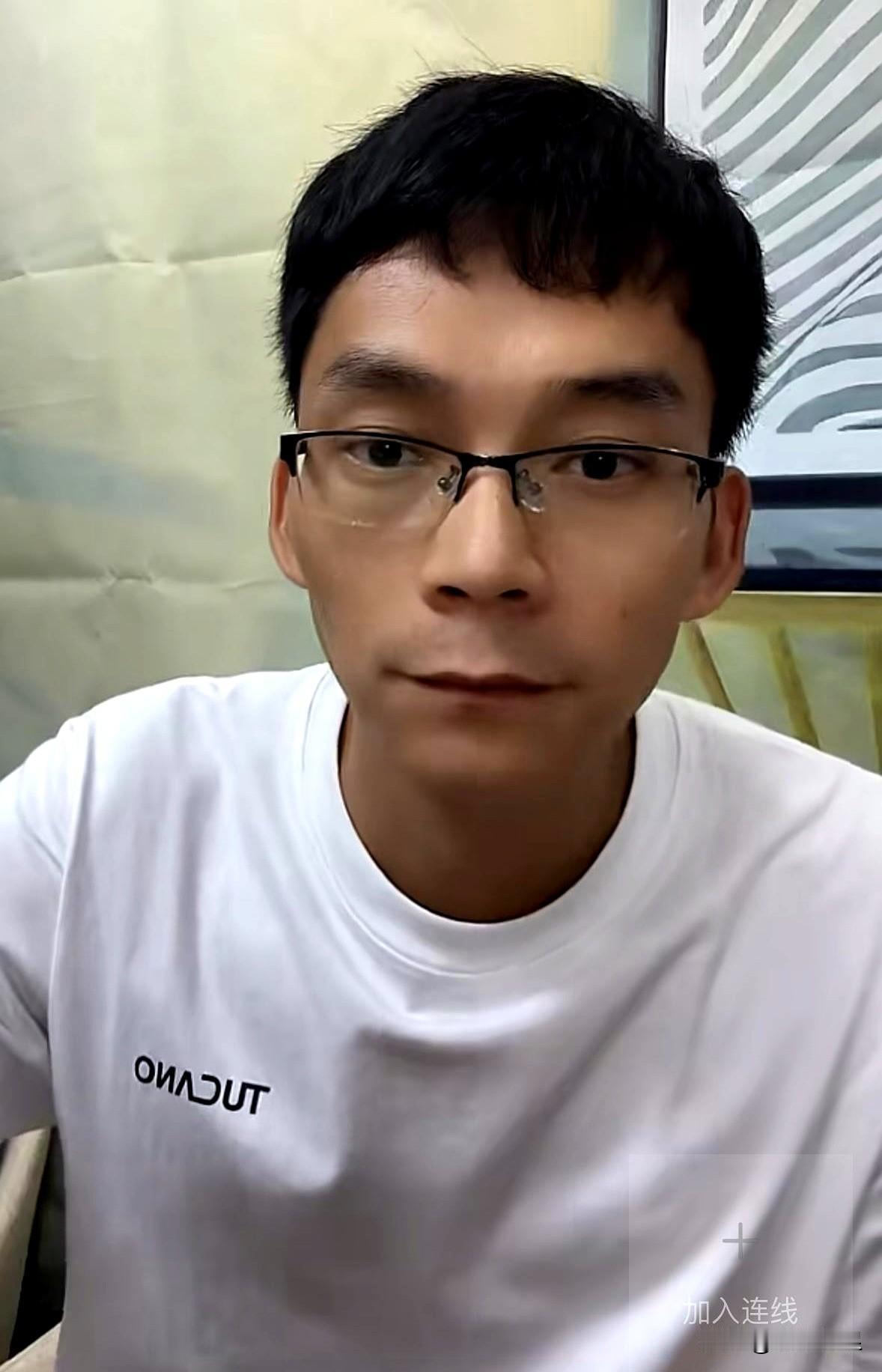 当他第二次推开六级考场的门时，空调吹不散掌心的汗。唐尚珺说，比高考更拧，这回听
