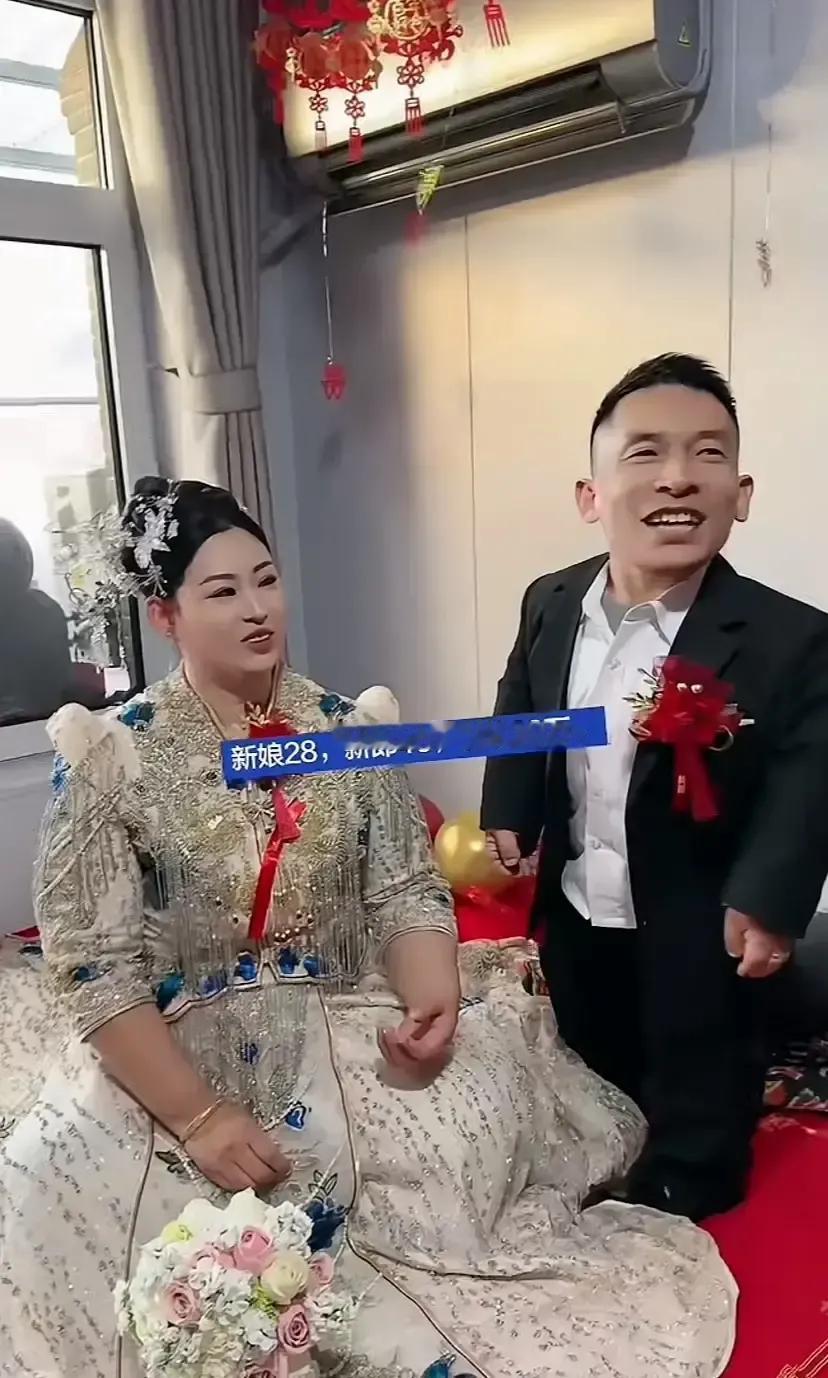 一个头发花白的大哥站在喜宴台上，旁边的新娘皮肤亮得发光。敬酒的人举着杯子喊“老