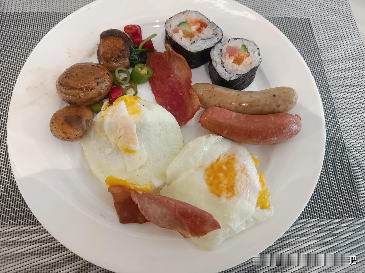 烤肠配鸡蛋