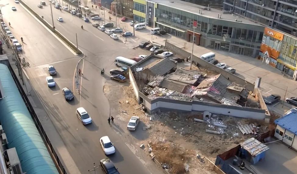 “北京最牛钉子户！”2002年，北京一男子拒绝83万赔款，霸占北京主干道七年，谈