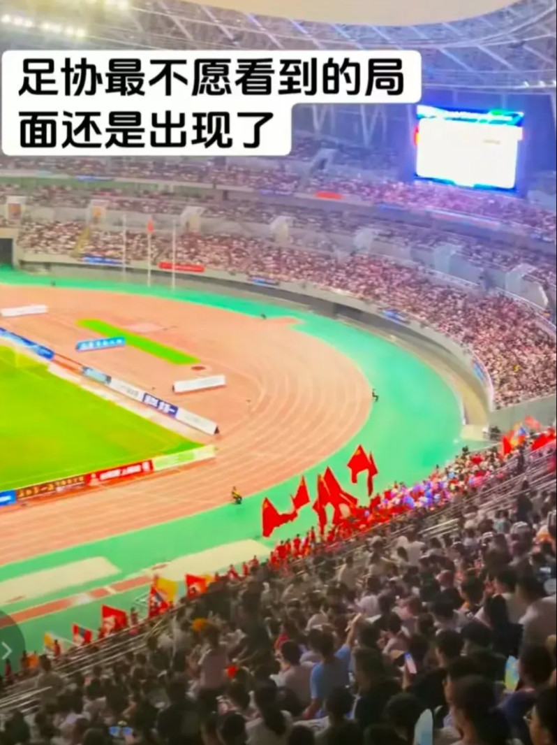 足协现在遇到了8个难题，1，少了很多赞助商，赞助费下滑非常的严重，比之前少了一