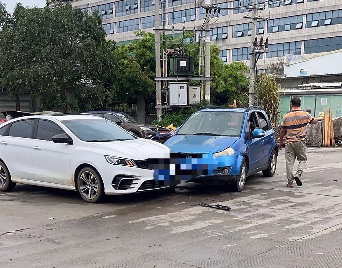 近日，网友反映：玉林北流民乐工业区两辆小车发生碰撞受损。能看出来是那辆车的责任吗