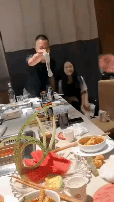 这酒喝的大家都很开心。