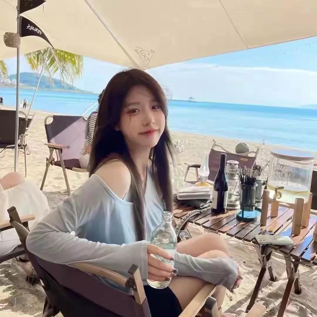 沙滩上的悠闲时光，阳光、海边游玩日常海浪和美好心情海边度假感海边治愈系生活