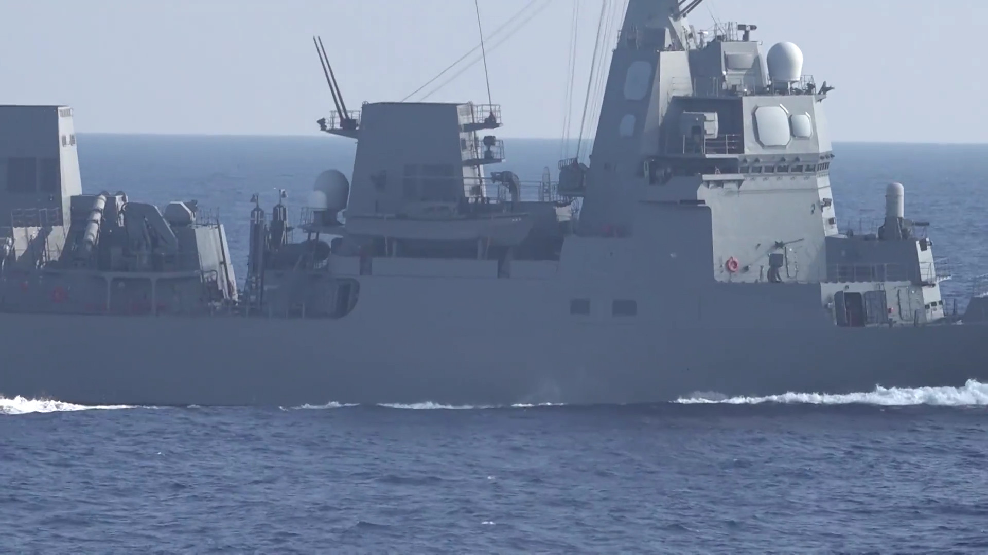抵进监视的小鬼子“朝日”级导弹驱逐舰首舰“朝日”号、P-3C反潜巡逻机、EP-3