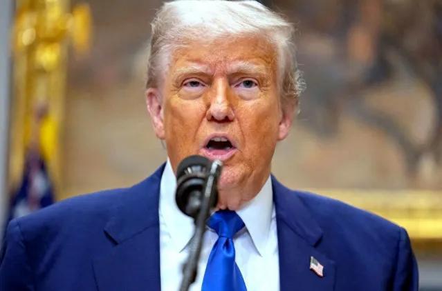 全球金融市场，最近像是在屏住呼吸等一场“谁先眨眼”的比赛。一边是美国端着高利率不