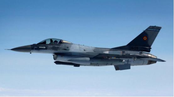 埃及200多架F-16被美国坑惨了！飞了40年连好导弹都不给配！中国战机一到埃