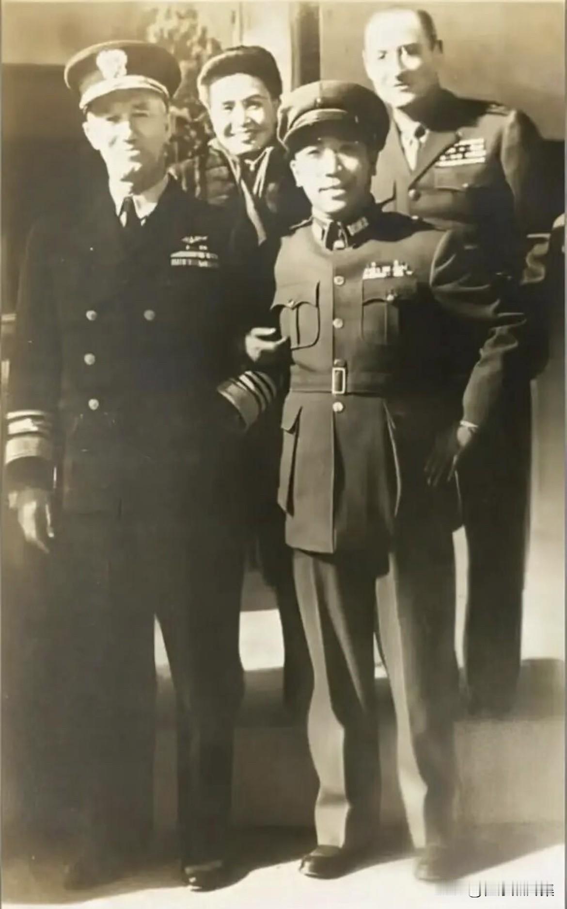 1946年，飞机失事前，戴笠（前右）与美国海军第七舰队司令米尔顿·柯克上将等合影