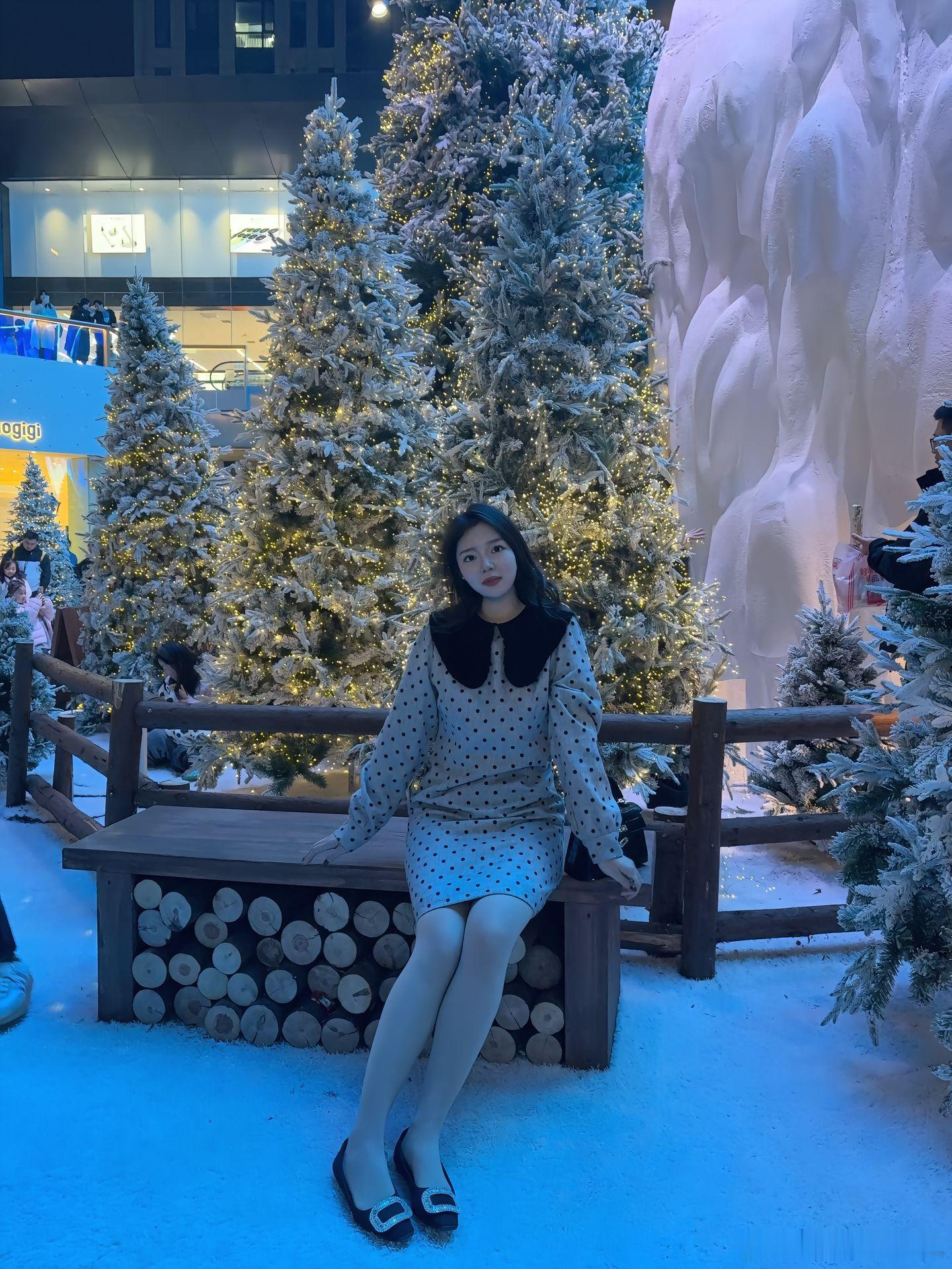 今天穿什么碎花连衣裙，肉丝，平底鞋美女绘梦长廊