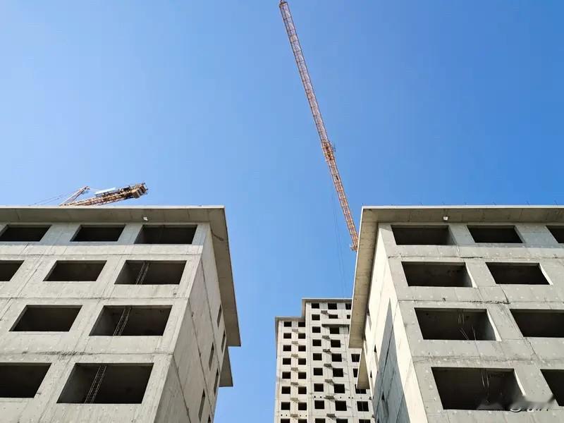 🏗️建筑地产还能进吗？别急着说“不”，但千万别走老路！很多人问我，现在建