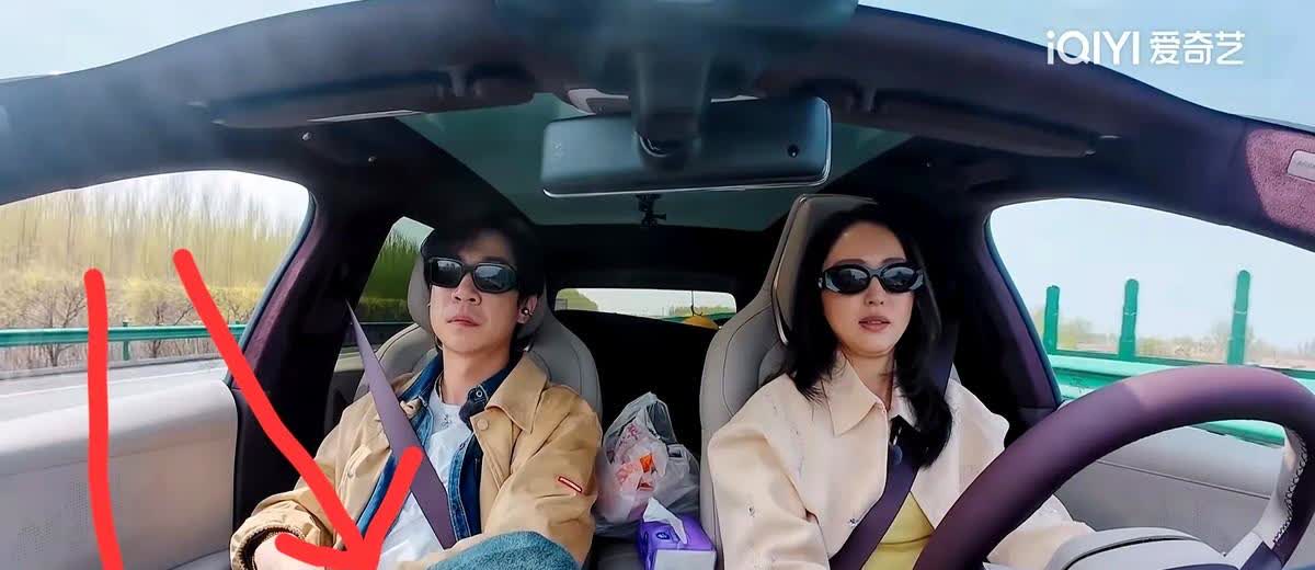 张维伊实在不怪网友眼睛太利。就他和董璇一起开车去阿那亚，他做的这几个动作