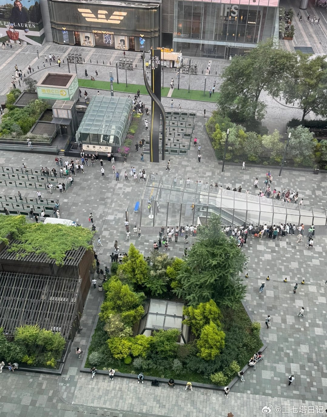 成都春熙路太古里这个地铁口是怎么了？这么多人……​​​