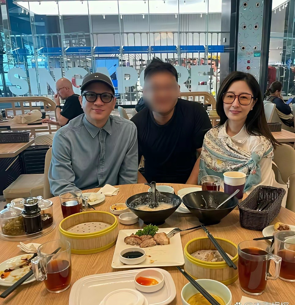 62岁张家辉与关咏荷新加坡喝早茶被偶遇，关咏荷素颜出镜状态绝了，完全看不出60+