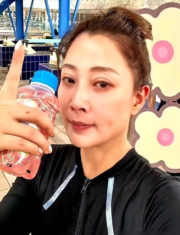 40岁女演员连12%的主角戏都分不到，只能跑去真人秀里挨骂。殷桃缩在镜头角落