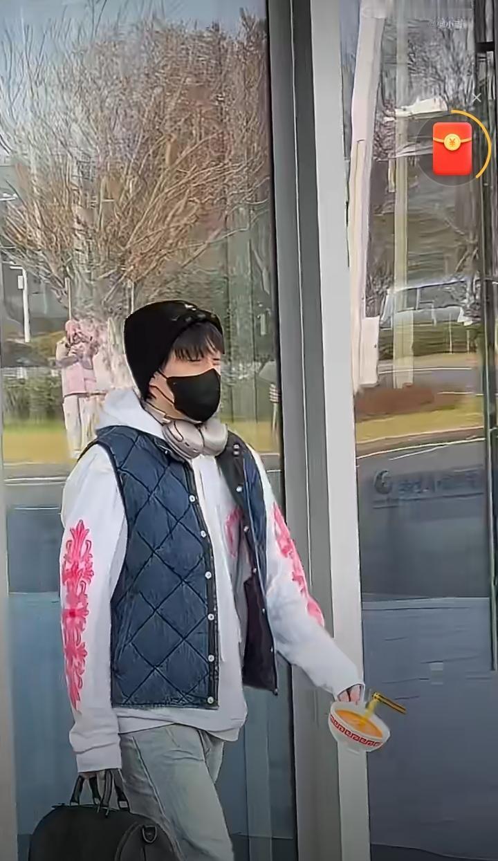 王楚钦平安落地南京啦！身边还跟着发型好好时尚的队友王晨策[笑着哭]，王楚钦穿着