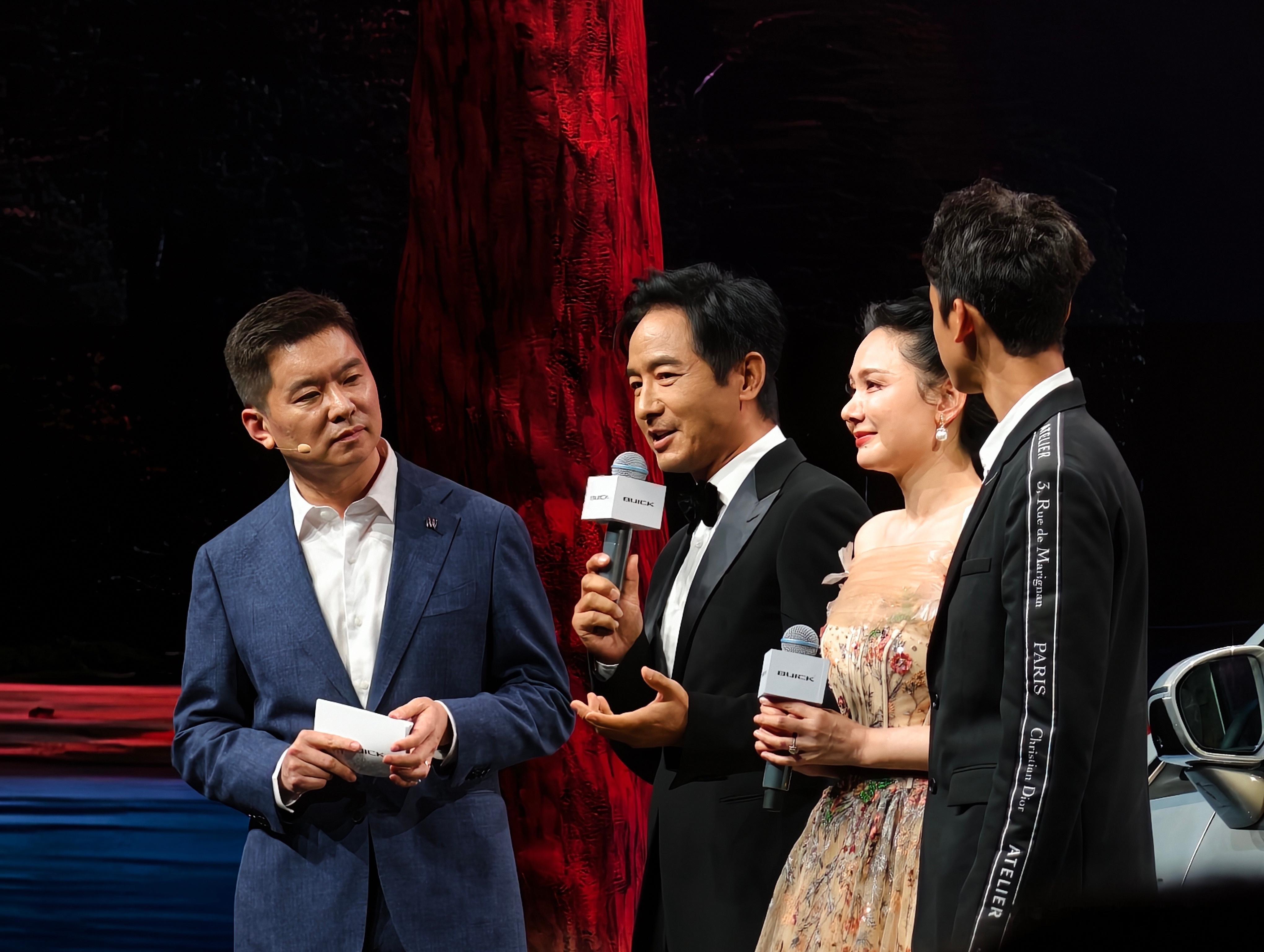 郭晓东程莉莎一家也来了GL8陆尊发布会现场这舞台有点东西啊你绕不过的头等舱来了