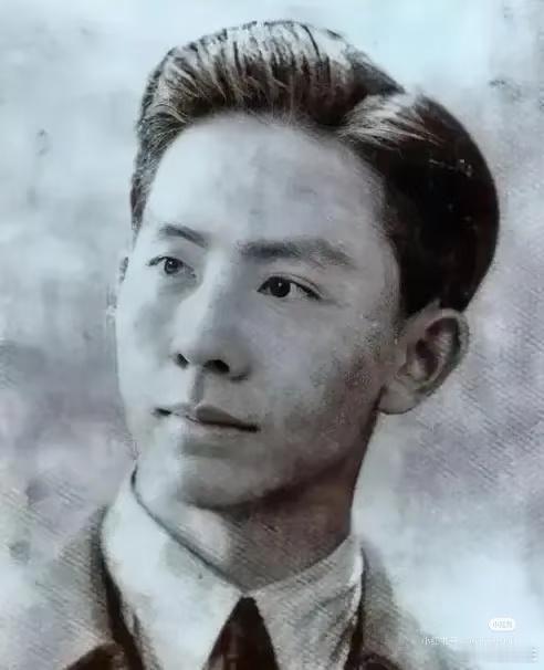 1948年，一位共产党员被捕，为了保命，他主动交代了一份12人的名单。特务们大喜
