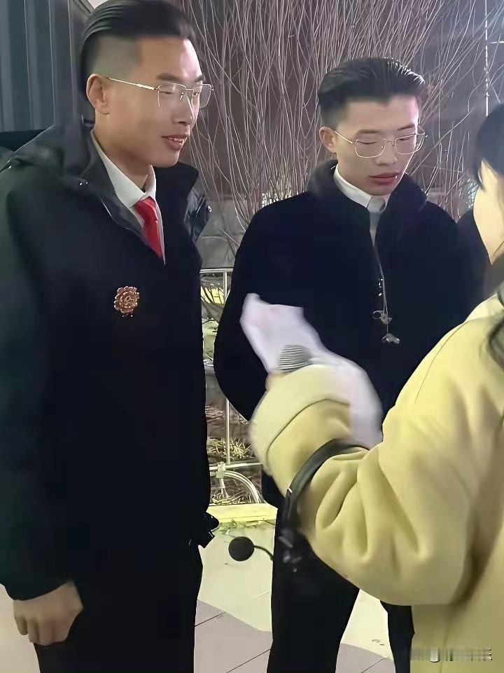 郭有才和表弟同框现身，两人长得太像了，简直可以以假乱真！