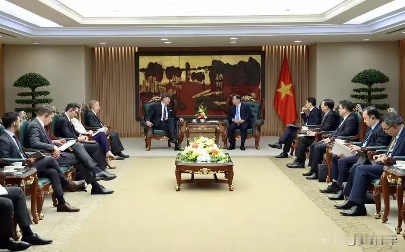 国家实力的强弱可以从双方人员的举止动作上看出来，左边是东道主越南方面的官员，国家