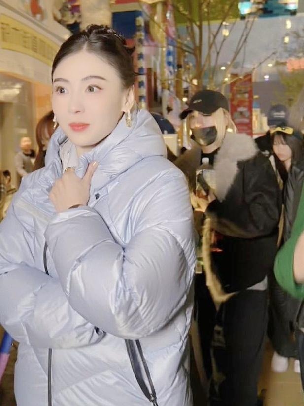 45岁张柏芝上海街拍，这状态绝了！家人们快看！张柏芝在上海街边被偶遇，裹着