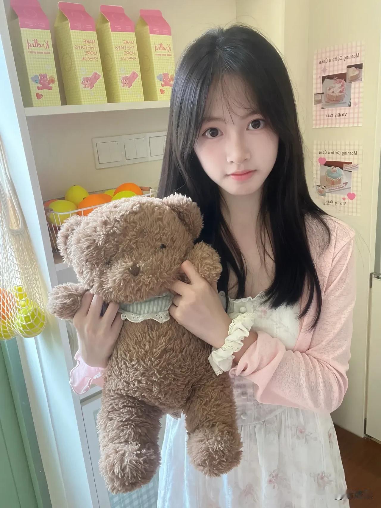 可爱萌娃与毛绒熊的温馨时刻🧸💕